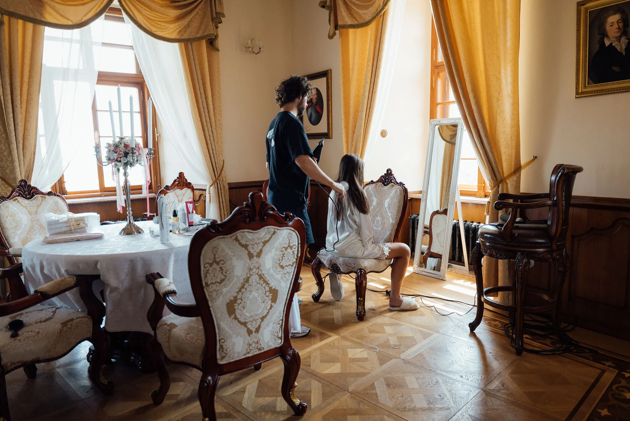 Nevesta s mamou a družičkami v zámockom salóne, svadba v Galicia Nueva Halič