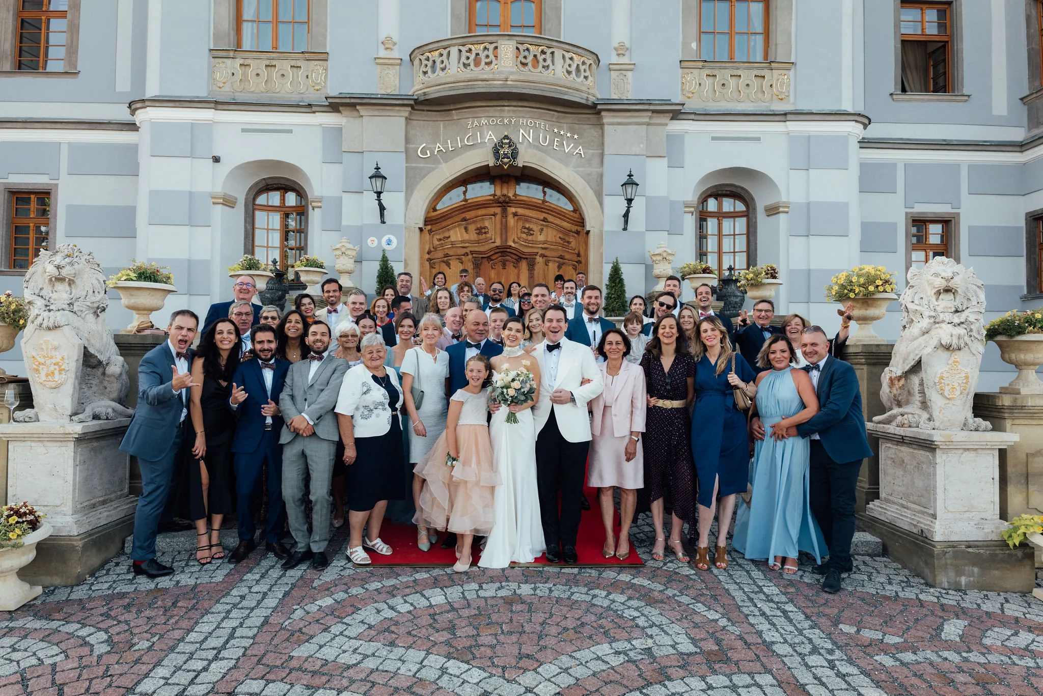 Spoločná fotografia hostí na nádvorí, svadba v Galicia Nueva Halič