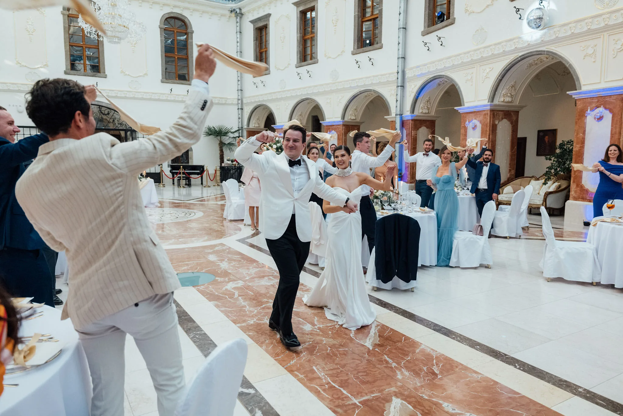 Hostia na hostine na nádvorí, svadba v Galicia Nueva Halič