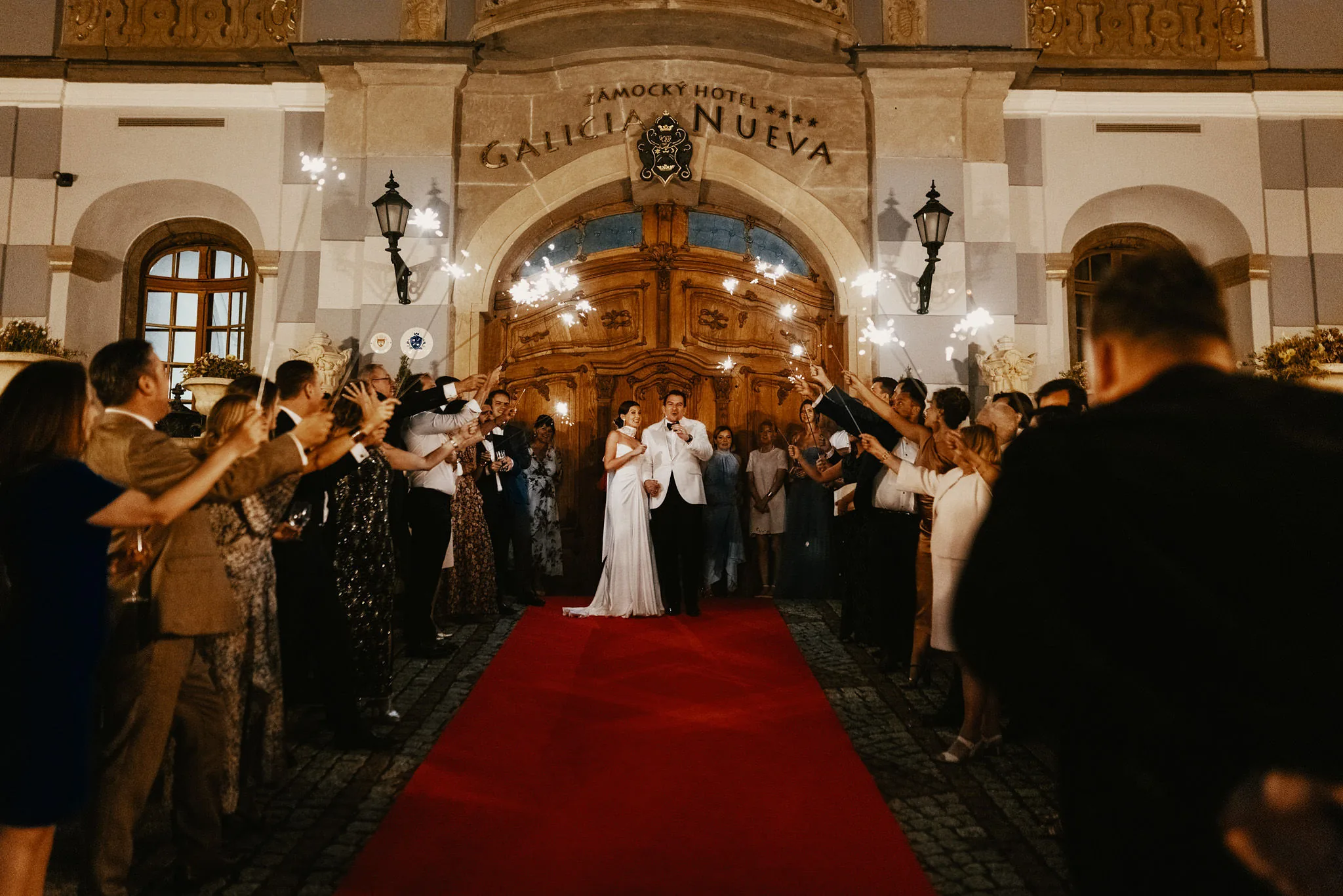 Príchod novomanželov do sály medzi hosťami, svadba v Galicia Nueva Halič