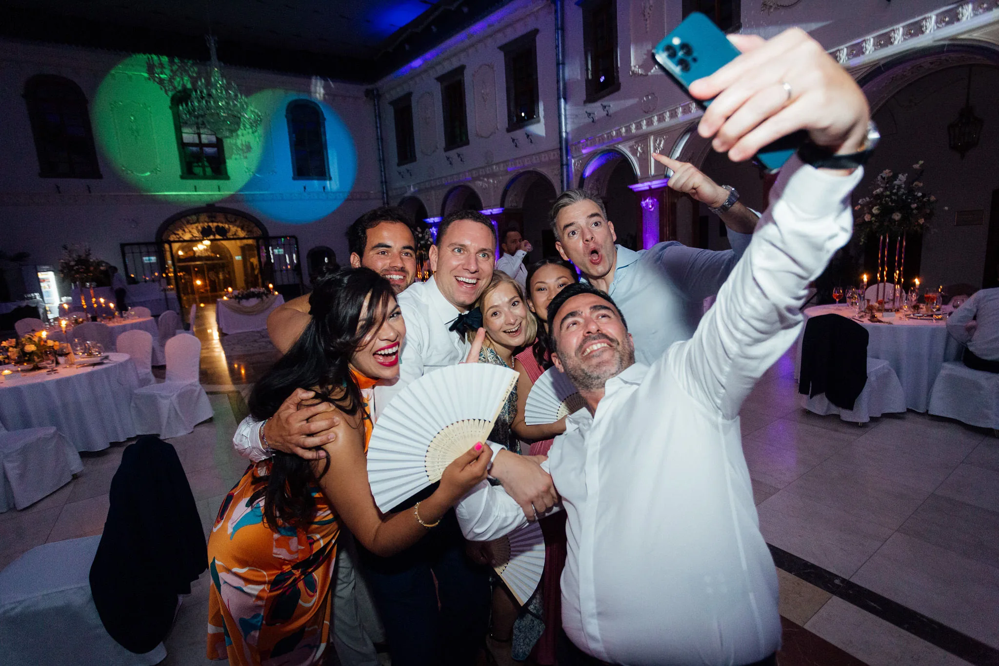 Selfie novomanželov s hosťami, svadba v Galicia Nueva Halič