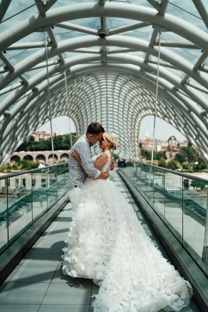 Katja a Gera na Moste mieru v Tbilisi, svadobná fotografia Daniel Kaplavka