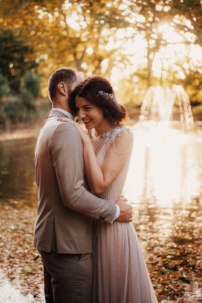 Natália a Juraj v objatí pri západe slnka, svadobná fotografia Daniel Kaplavka