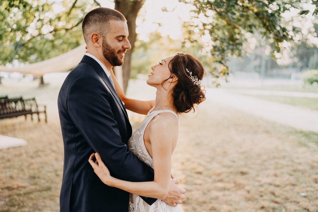 Simona a Andrej na terase v protisvetle, svadobná fotografia Daniel Kaplavka