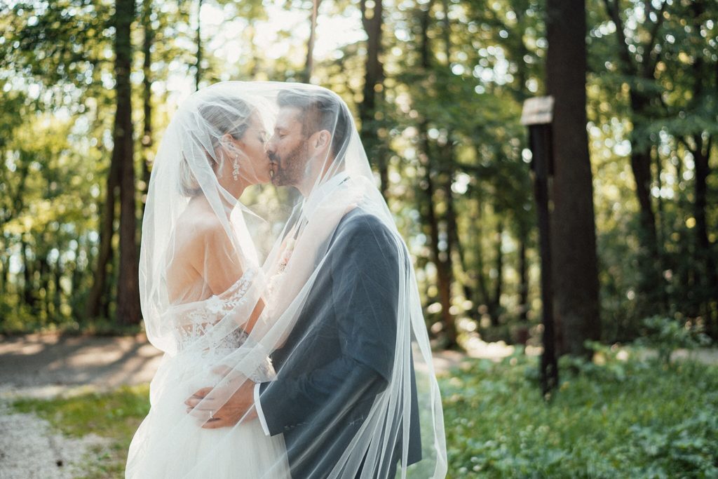 Bozk pod závojom v lese, Simona a Radek, svadobná fotografia Daniel Kaplavka