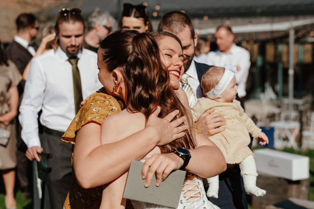 Objatie s hosťami po obrade, svadba Pod Gaštankou v Modre