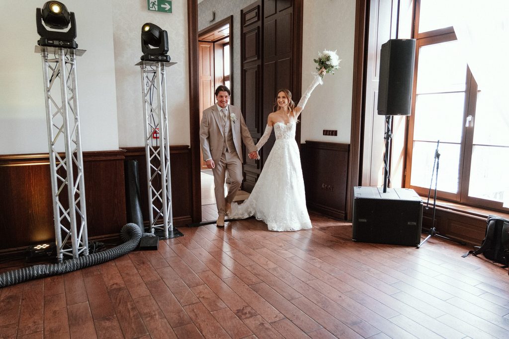 The newlyweds entering the hall, wedding at Chateau Appony, Oponice