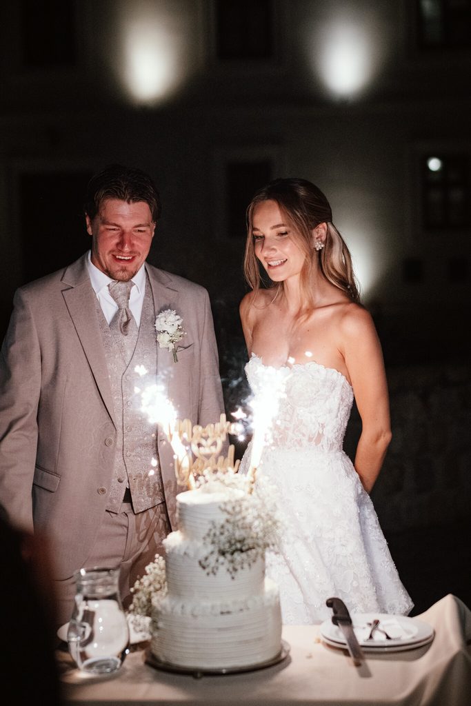 Cutting the wedding cake with sparklers, wedding at Chateau Appony, Oponice