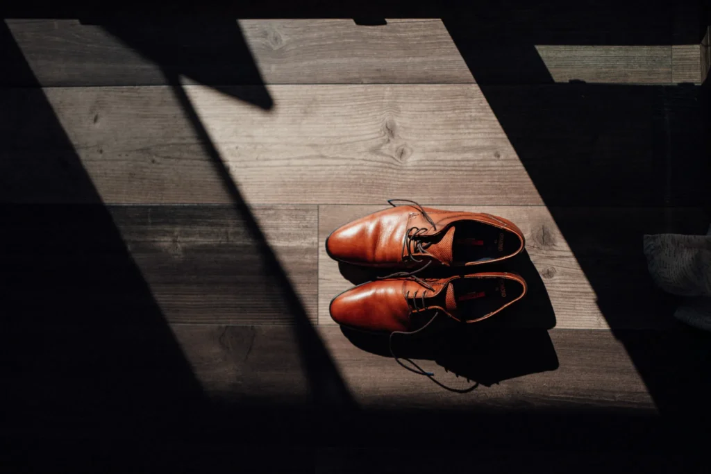 Topánky ženícha v páse svetla, svadobná fotografia Daniel Kaplavka
