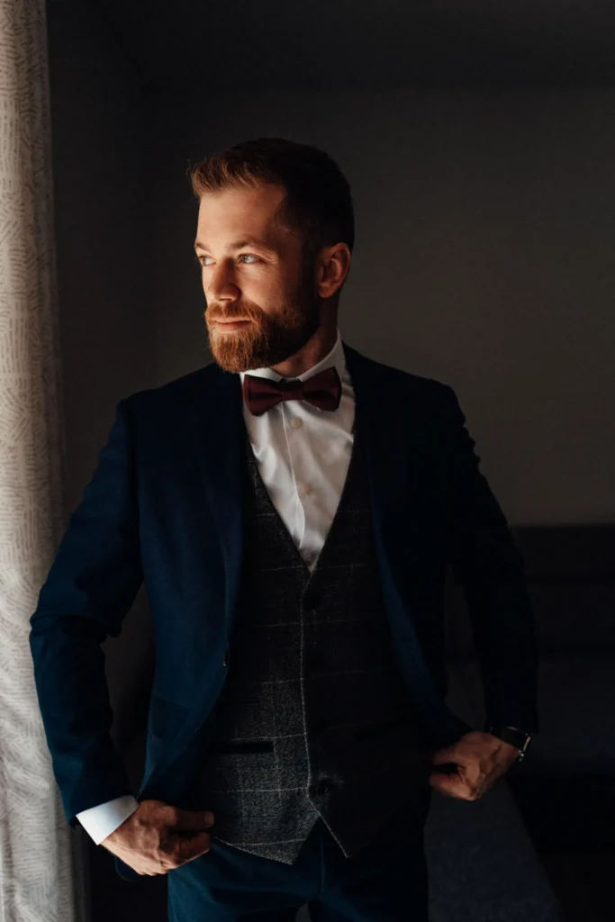 Portrét ženícha pri okne, svadobná fotografia Daniel Kaplavka