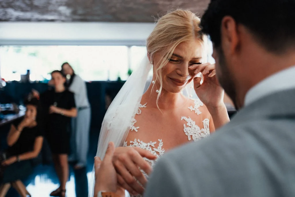 Dojatá nevesta pri stretnutí so ženíchom, svadobná fotografia Daniel Kaplavka