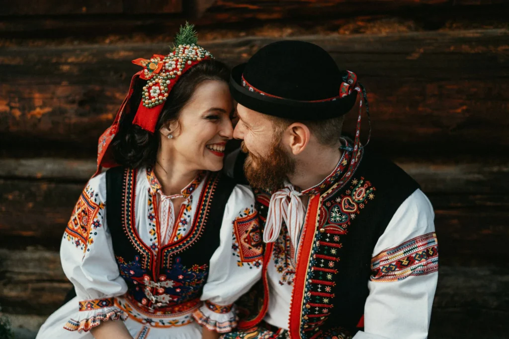 Novomanželia v ľudových krojoch pri drevenici, svadobná fotografia Daniel Kaplavka
