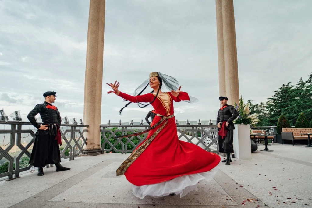 Tanečnica v gruzínskom kroji na svadbe v Tbilisi, svadobná fotografia Daniel Kaplavka