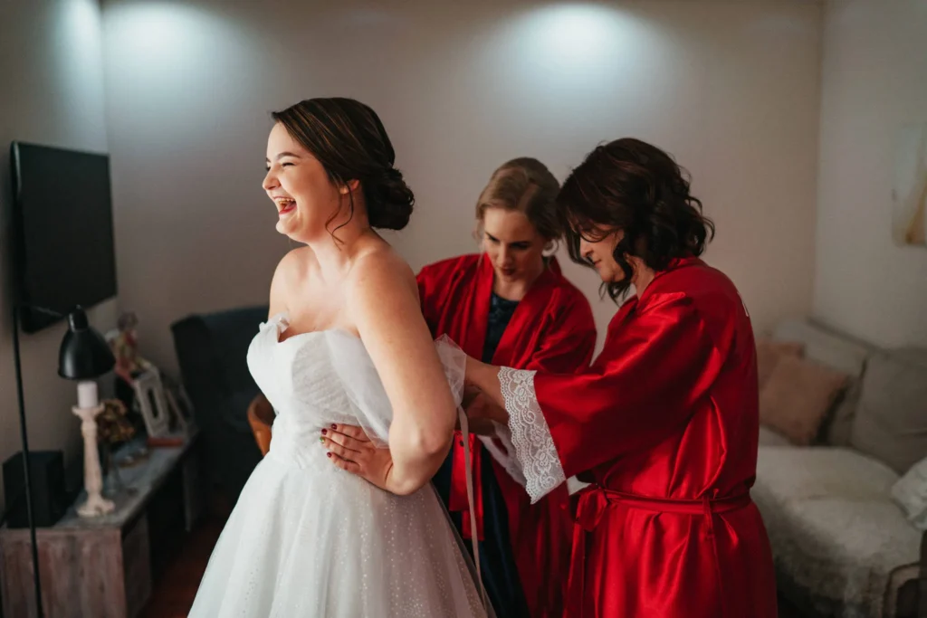 Nevesta sa smeje s mamou počas príprav, svadobná fotografia Daniel Kaplavka