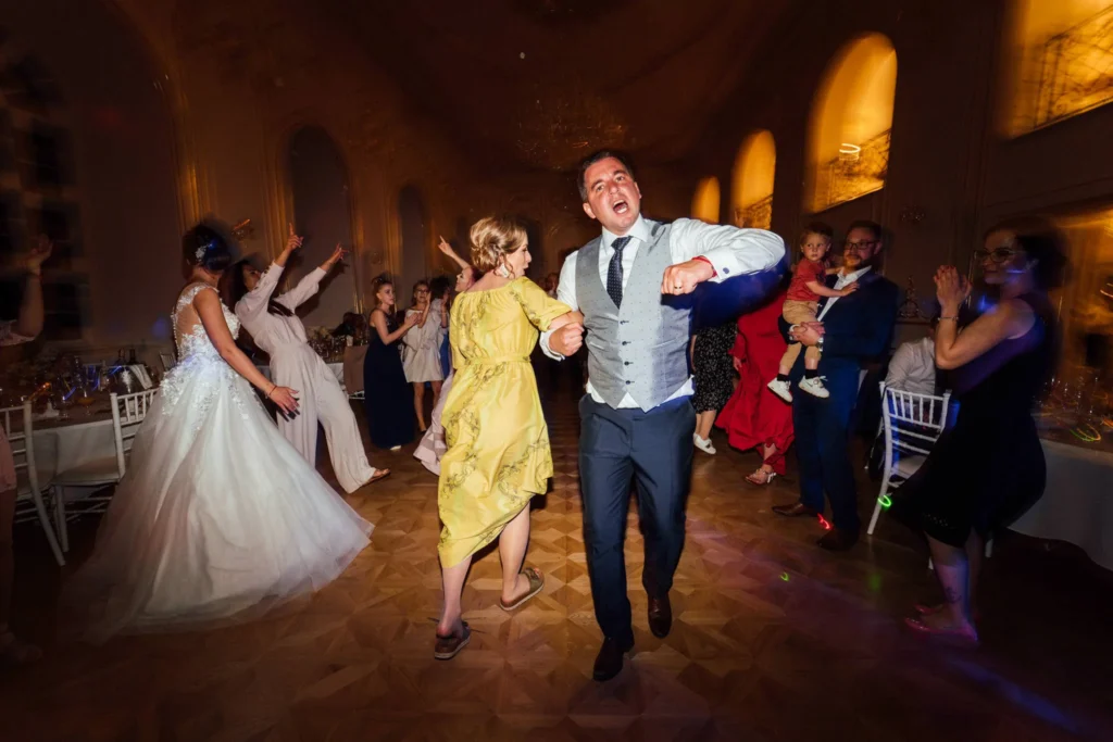 Divoký tanec hostí na svadobnej zábave, Lenka a Matej, svadobná fotografia Daniel Kaplavka