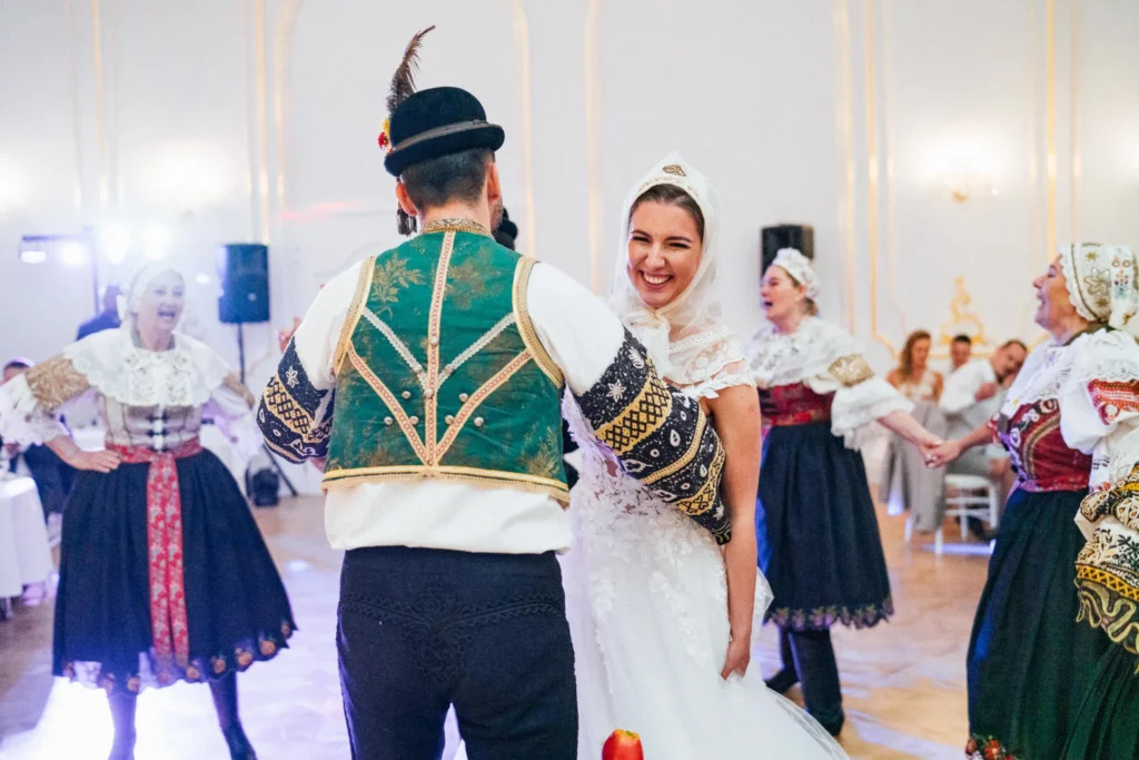 Novomanželia tancujú s folklórnym súborom, svadobná fotografia Daniel Kaplavka