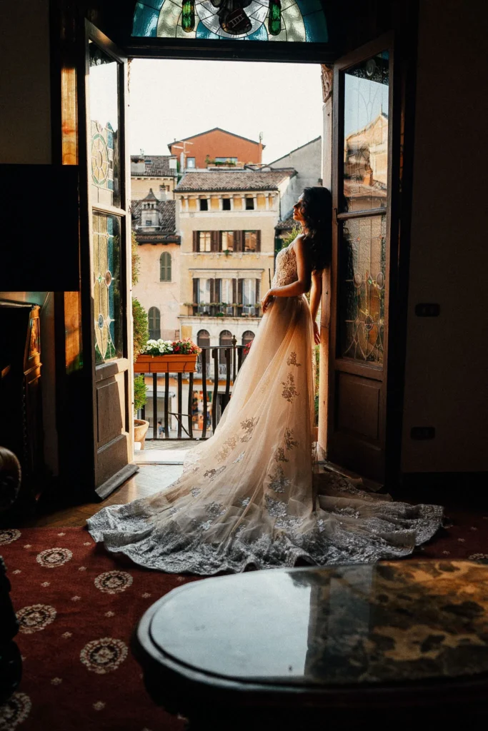 Nevesta vo dverách balkóna v protisvetle, svadobná fotografia Daniel Kaplavka