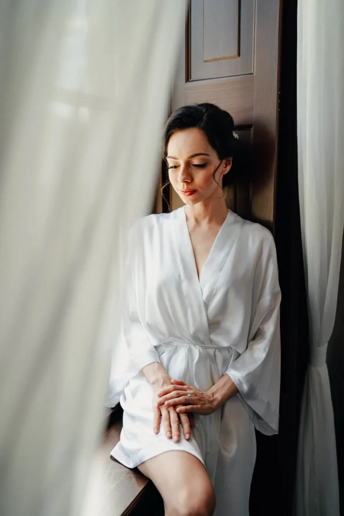 Nevesta v župane pri okne, svadobná fotografia Daniel Kaplavka