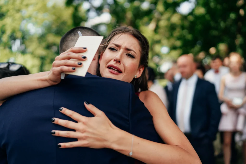 Nevesta objíma ženícha po obrade, svadobná fotografia Daniel Kaplavka