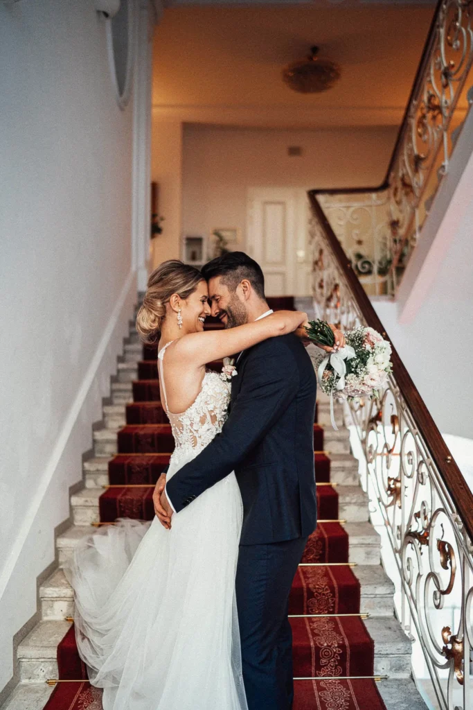 Simona a Radek na schodisku kaštieľa, svadobná fotografia Daniel Kaplavka